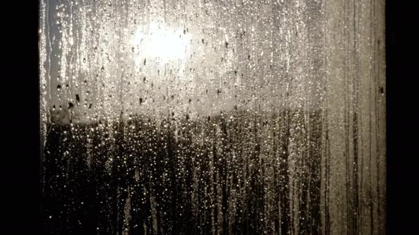 Shimmer Σταγόνες Βροχής Ρέει Κάτω Από Γυαλί Ένα Θολό Φόντο — Αρχείο Βίντεο