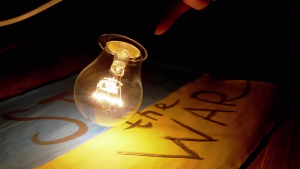 Muž Čtení Textu Zastavte Válku Ukrajinské Vlajce Light Lamp Dark — Stock video