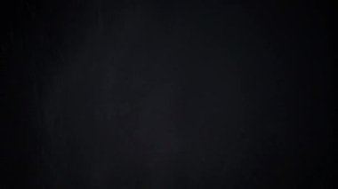 Karışık Su Parçacıkları 'nın patlaması, Kara Arkaplanda Toz. Çarpışan buzlu su damlalarının dinamik akımları, beyaz toz rastgele dönüyor, dönüyor, dönüyor, süzülüyor, uzayda düşüyor. Fırtına, rüzgar. Öfke.