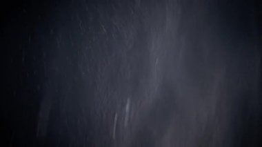 Karışık Su Parçacıkları 'nın patlaması, Kara Arkaplanda Toz. Çarpışan buzlu su damlalarının dinamik akımları, beyaz toz rastgele dönüyor, dönüyor, dönüyor, süzülüyor, uzayda düşüyor. Fırtına, rüzgar. Öfke.