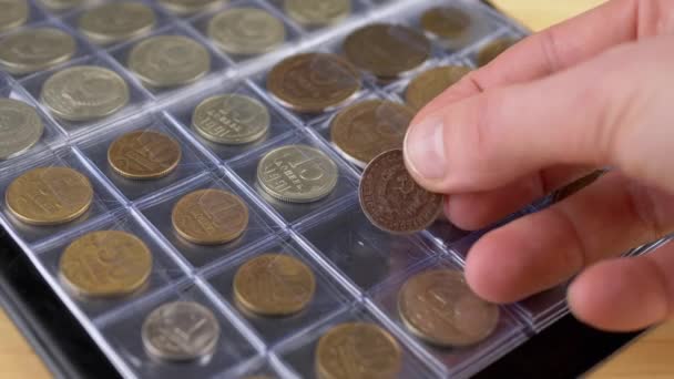 Συλλέκτης Βάζοντας Ένα Παλιό Συλλεκτικό Νόμισμα Της Εσσδ Στον Πυρήνα — Αρχείο Βίντεο