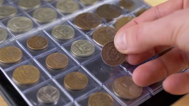 Collector Putting Old Collectible Coin Urss Cell Album Inglés Cerca — Vídeo de stock