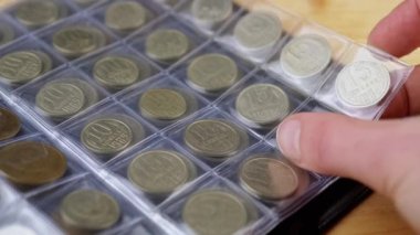 Eski Sovyet Bozukluklarıyla Numismatik Albümün Sayfalarını Yapraktan Eller. Kapatın. Bir koleksiyoncu bir albümde antika para koleksiyonunu inceler. Hobi olarak. Bozuk para topluyorum. Açık arttırma. Boş zaman.