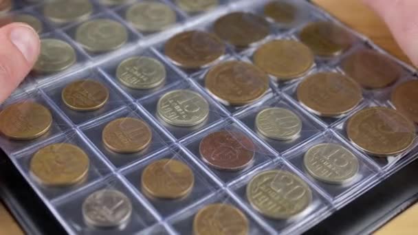 Χέρια Αγγίζοντας Τις Σελίδες Ενός Νομισματικού Άλμπουμ Παλιά Σοβιετικά Νομίσματα — Αρχείο Βίντεο