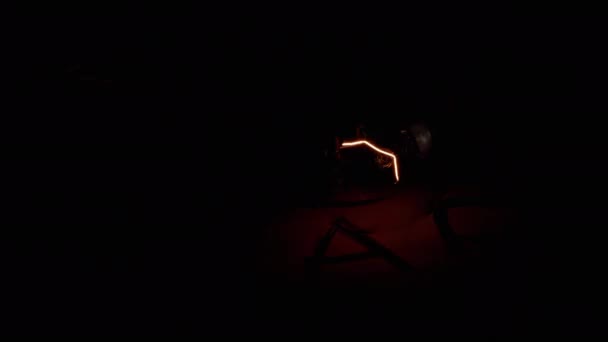 Мерцающая Лампа Загорается Над Рисунком Украинского Флага Темной Комнате Плакат — стоковое видео