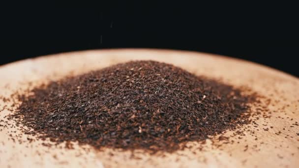Falling Granules Dried Black Tea Leaves Rotating Wooden Plate Dalam — Stok Video