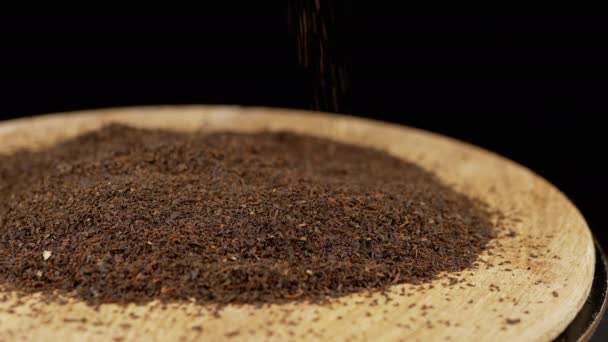 Getrocknete Schwarzteeblätter Fallen Auf Einen Flächenhaufen Tee Auf Schwarzem Hintergrund — Stockvideo
