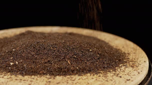 Kurumuş Kara Çay Yaprakları Kara Arkaplan Bir Çay Yığınına Dökülüyor — Stok video