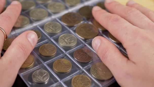 Χέρια Αγγίζοντας Τις Σελίδες Ενός Νομισματικού Άλμπουμ Παλιά Σοβιετικά Νομίσματα — Αρχείο Βίντεο