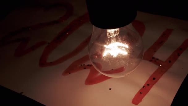 Blikající Žárovka Tmavé Místnosti Osvětlující Inscription 2024 Albu Houpání Edison — Stock video