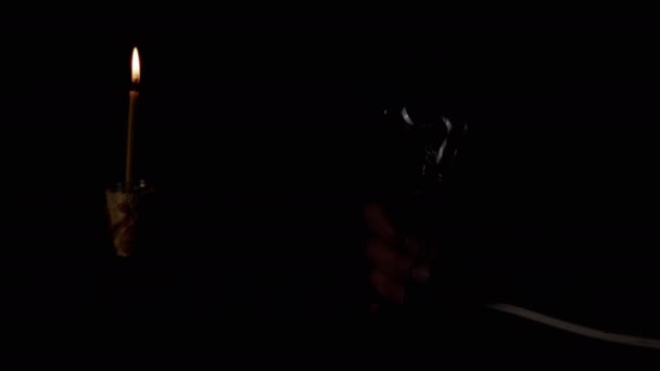 Ruka Drží Blikající Žárovku Tmavém Pokoji Pozadí Hořící Svíčky Edisonova — Stock video