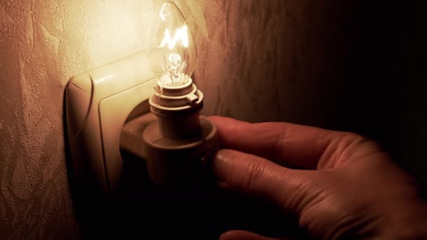 Mão Pessoa Insere Uma Lâmpada Brilhante Uma Luz Noturna Soquete — Vídeo de Stock
