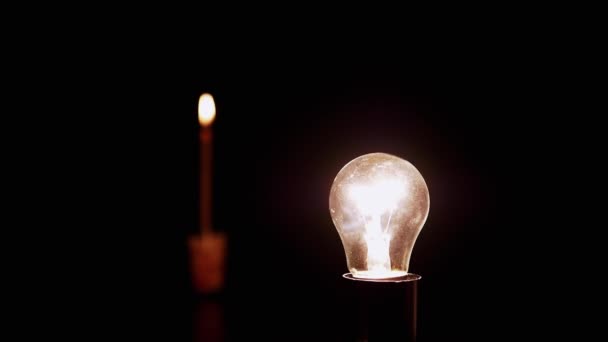 배경의 불타는 촛불의 방에서 빛나는 덩어리 에디슨 텅스텐은 전구를 켰습니다 — 비디오