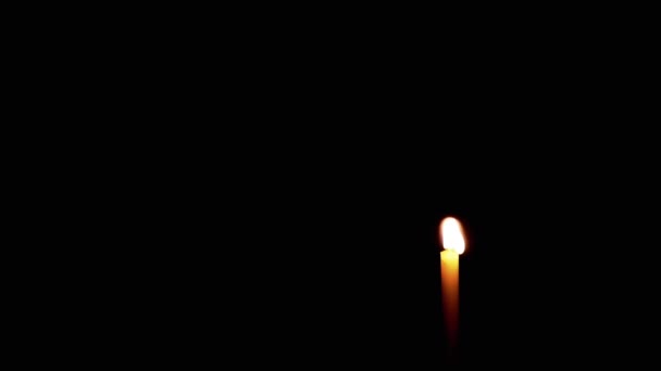Καίγοντας Φλόγα Ενός Κεριού Εκκλησίας Απομονωμένο Μαύρο Φόντο Κενός Χώρος — Αρχείο Βίντεο