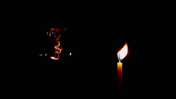 Közelkép Villogó Lámpa Egy Sötét Szobában Egy Égő Gyertya Fekete — Stock videók