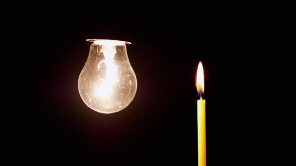 배경의 캔들의 방에서 램프를 흔들며 에디슨 텅스텐은 전구를 켰습니다 에너지 — 비디오
