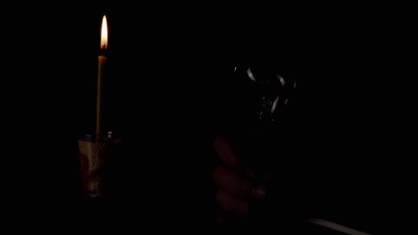 Рука Тримає Блимаючу Лампочку Темній Кімнаті Тлі Палаючої Свічки Едісон — стокове відео