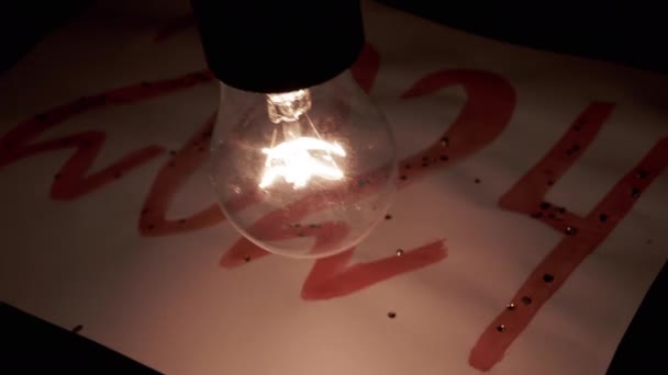 Blikající Žárovka Tmavé Místnosti Osvětlující Inscription 2024 Albu Houpání Edison — Stock video