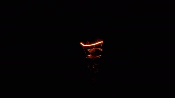 Närbild Gamla Flimrande Edison Glödlampa Svart Bakgrund Ljus Volframlampa Tänds — Stockvideo