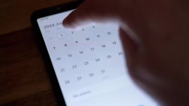 Kız, Smartphone Screen 'de Elektronik Takvim Uygulamasına Yeni Bir Olay Ekliyor. Flört etmek için sayfayı çevirir. Cep telefonundaki takvim uygulamasına annelerin doğum gününü eklemek. Kapat..