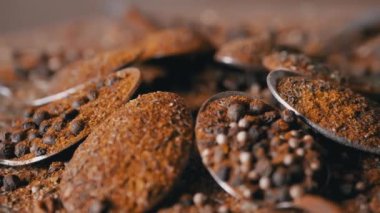 Dökülen Baharatlar ve Renkli Baharatlar Tahta Arkaplanda Dönüyor. Bol miktarda kurutulmuş Hint otları. Baharat, karabiber, dereotu, paprika, zerdeçal, kekik. Malzemeler. Doku.