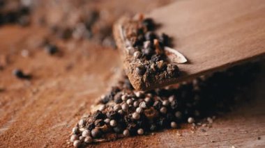 Kurutulmuş Baharatların Dönen Arkaplanı Üzerine Bibermısır Karışımı. Bol miktarda kurutulmuş Hint otları. Yığın. Baharat, siyah ve kırmızı biber, kırmızı biber, kişniş. Malzemeler. Doku.