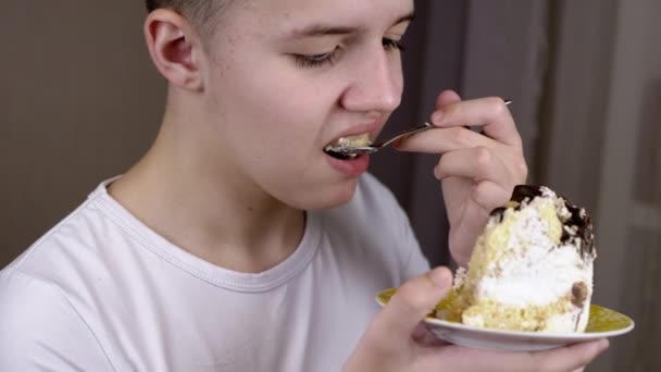 Vicino Face Child Mangia Grande Pezzo Torta Con Crema Brownie — Video Stock