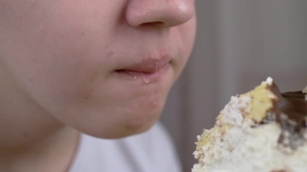 Großaufnahme Isst Das Kind Ein Großes Stück Kuchen Mit Sahne — Stockvideo