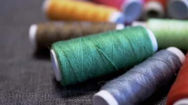 Yakın plan, Gri Arkaplanda İplik Döndüren Renkli Dikiş Spikerleri. İğneler. Dikiş takımı. İş yeri. Dikiş, dikiş atölyesi, el yapımı, dikiş işi kavramı. Döngü. Terzilik. Boşluğu kopyala.