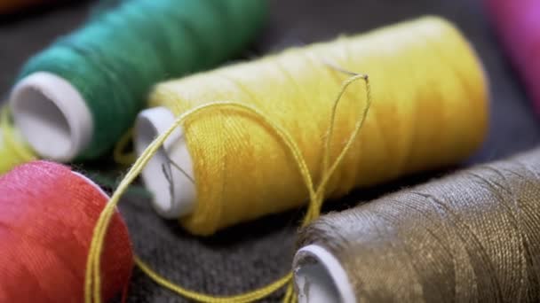 Крупным Планом Много Красочных Швейных Катушек Нитями Вращаются Сером Фоне — стоковое видео
