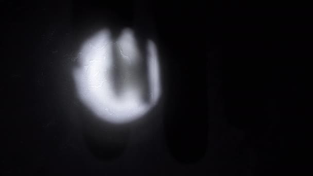 Stín Dlouhých Černých Prstů Příšery Zdi Světle Baterky Silueta Prstů — Stock video