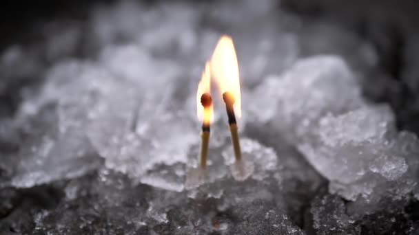 Δύο Αγώνες Καίγονται Μια Φλόγα Φωτιάς Στο Υγρό Χιόνι Καίγοντας — Αρχείο Βίντεο