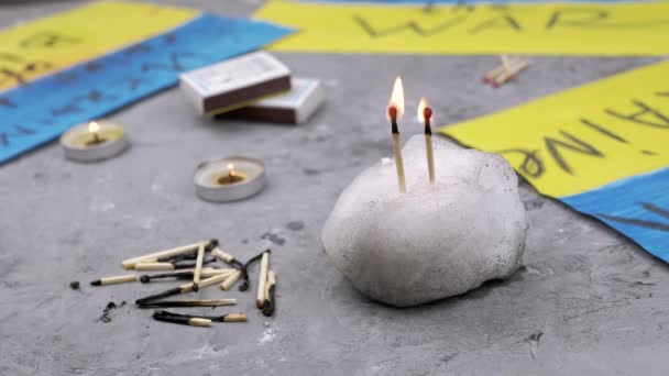 Δύο Burning Matches Στο Χιόνι Φόντο Της Ουκρανικής Σημαίας Burnt — Αρχείο Βίντεο