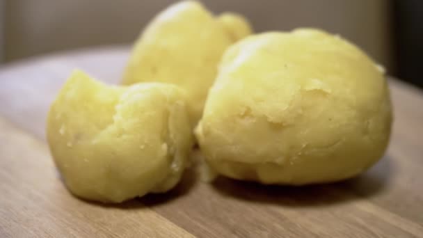 Close Três Grandes Batatas Cozidas Cozidas Fundo Madeira Rotativa Foco — Vídeo de Stock