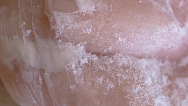 Dönen Bir Arka Planda Buz Kabuğuyla Kaplı Büyük Bir Parça — Stok video