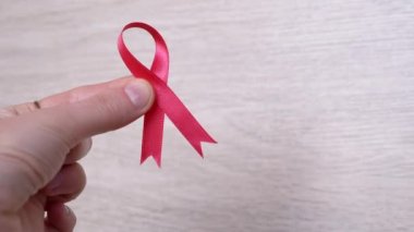 Beyaz Arkaplanda Pembe Kurdele Gösteren Kadın El. Kapatın. Göğüs kanseri sembollü bir el. Kanser bilgisi. Umut. Ekim ayı. Uluslararası AIDS, Kanser Günü. Hastalık Bilinci.