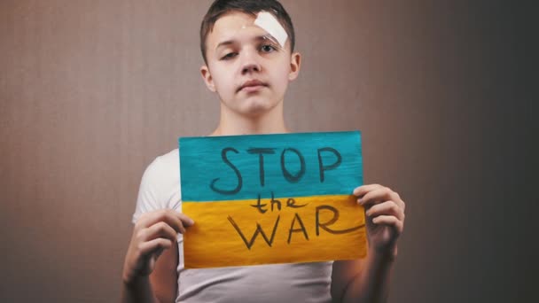Хлопчик Тримає Стовп Українського Прапора Написом Зупиніть Війну Підлітковий Протестувальник — стокове відео