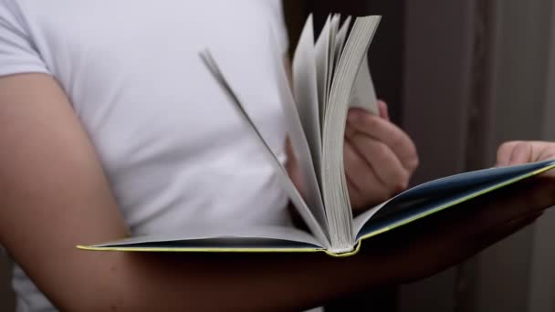 Close Unrecognizable Boy Flipping Pages Book Orang Berdiri Memegang Buku — Stok Video