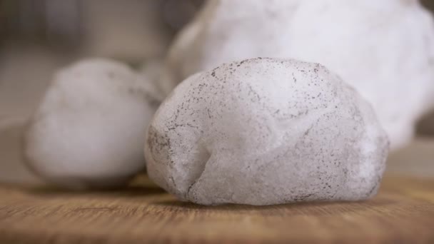 Groep Dirty Ice Snowballs Een Houten Plaat Een Wazig Draaiende — Stockvideo