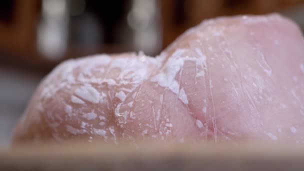 Большой Кусок Замороженного Мяса Покрытый Ледяной Коркой Вращающемся Фоне Закрывай — стоковое видео