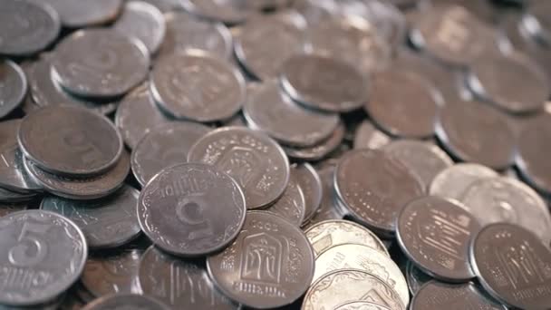 Монеты Попадают Груду Разбросанных Украинских Копеек Вращающемся Фоне Украинские Пенни — стоковое видео