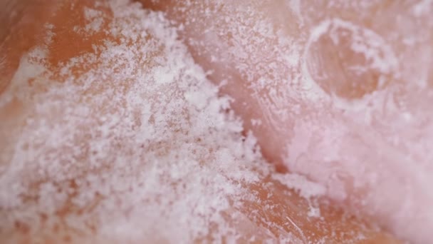 Stor Bit Fryst Kött Täckt Med Isskorpa Roterande Bakgrund Närbild — Stockvideo