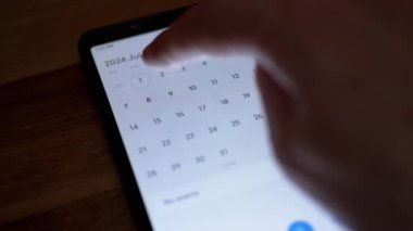Kız, Smartphone Screen 'de Elektronik Takvim Uygulamasına Yeni Bir Olay Ekliyor. Flört etmek için sayfayı çevirir. Cep telefonundaki takvim uygulamasına annelerin doğum gününü eklemek. Kapat..