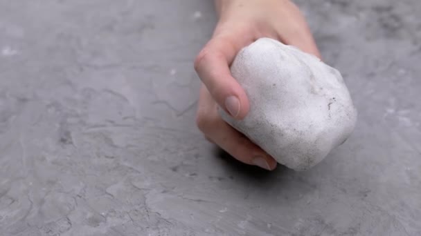 Κοντινό Πλάνο Γυναίκα Κρατώντας Μια Βρώμικη Χιονόμπαλα Στα Χέρια Γκρι — Αρχείο Βίντεο