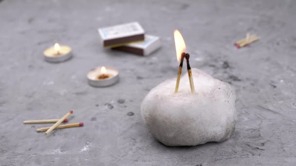 배경에 불속에서 키스를 받는다 촛불을 콘크리트 배경에 성냥을 놓았다 이야기 — 비디오