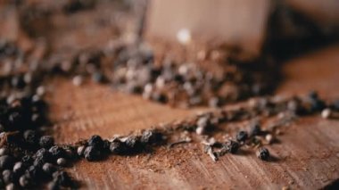 Renkli Dönen Arkaplan 'da Tahta Spatula ile karıştırılmış Hint Baharatları. Kapatın. Yığın. Baharatlı biberler, kurutulmuş otlar, dereotu, paprika, zerdeçal, kekik. Doku. Bulanık. Kurutulmuş baharatlar..