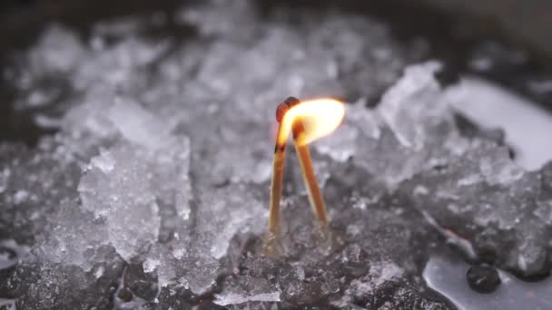 Δύο Burning Matches Συνδέονται Μια Φλόγα Φωτιάς Στο Βρεγμένο Χιόνι — Αρχείο Βίντεο