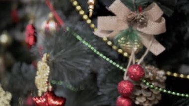 Noel Ağacı 'nı Ayna Yansıması' ndaki Noel Oyuncakları ile süsleyin. Aynadaki kırmızı ve altın parıldayan topların yansıması. Hazırlık. Doku efekti. Güzel Noel arkaplanı, tasarım, tarz.