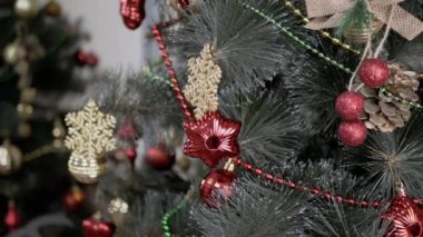 Noel Ağacı 'nı Ayna Yansıması' ndaki Noel Oyuncakları ile süsleyin. Aynadaki kırmızı ve altın parıldayan topların yansıması. Hareket, kamera kayması. Güzel Noel arkaplanı, tasarım, tarz.