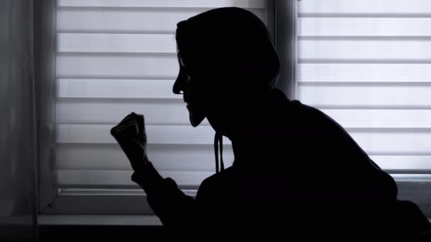 Silhueta Homem Irreconhecível Uma Máscara Mostrando Punho Perto Janela Gesto — Vídeo de Stock